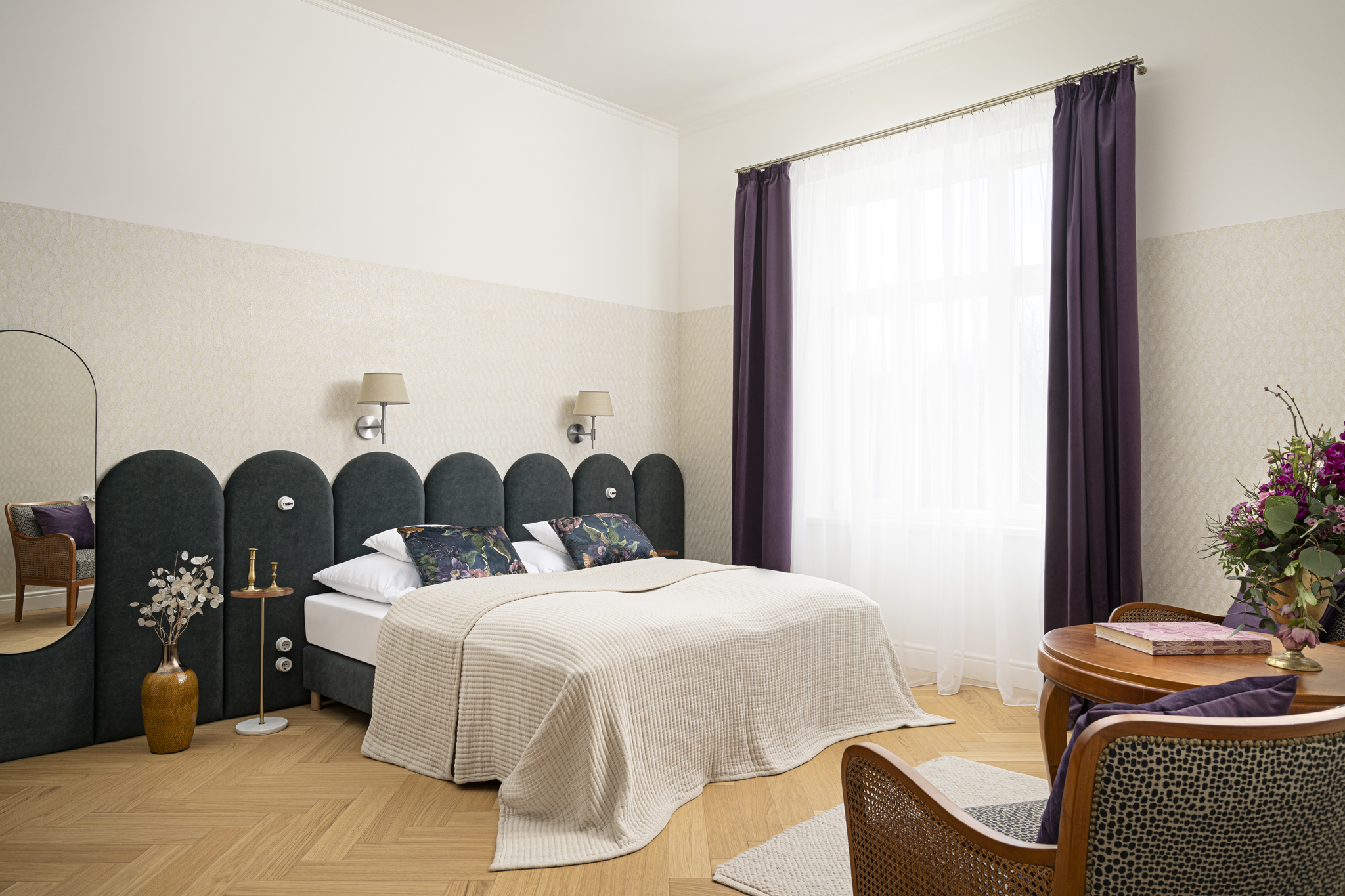 Hálószoba fehér franciaággyal