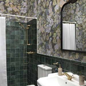 Fürdőszoba zöld csempével