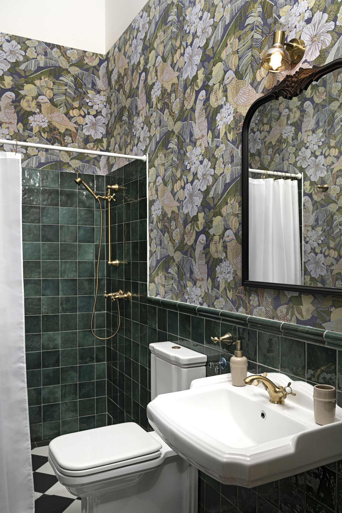 Fürdőszoba zöld csempével