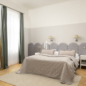 Hálószoba bézs franciaággyal