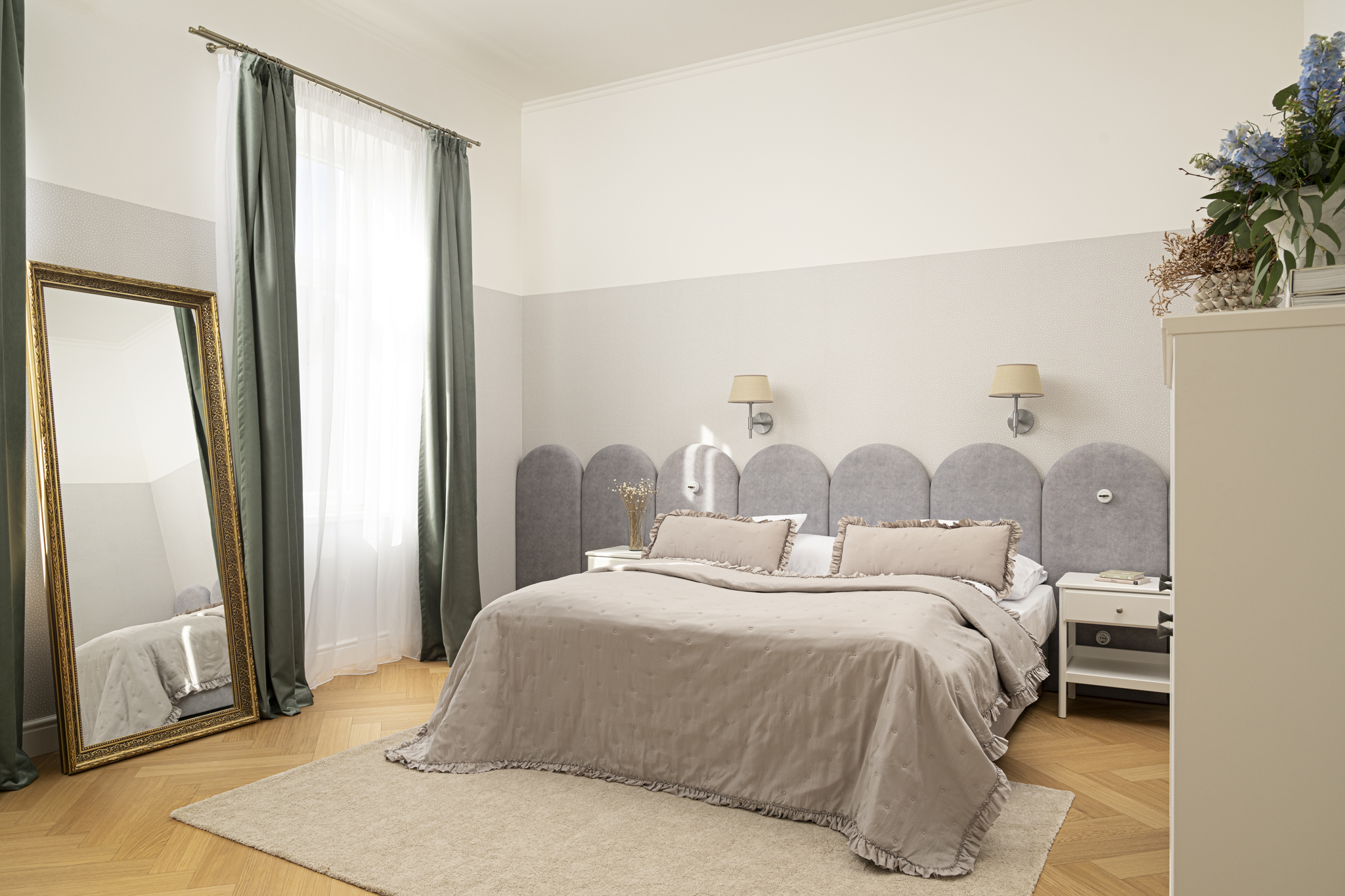 Hálószoba bézs franciaággyal