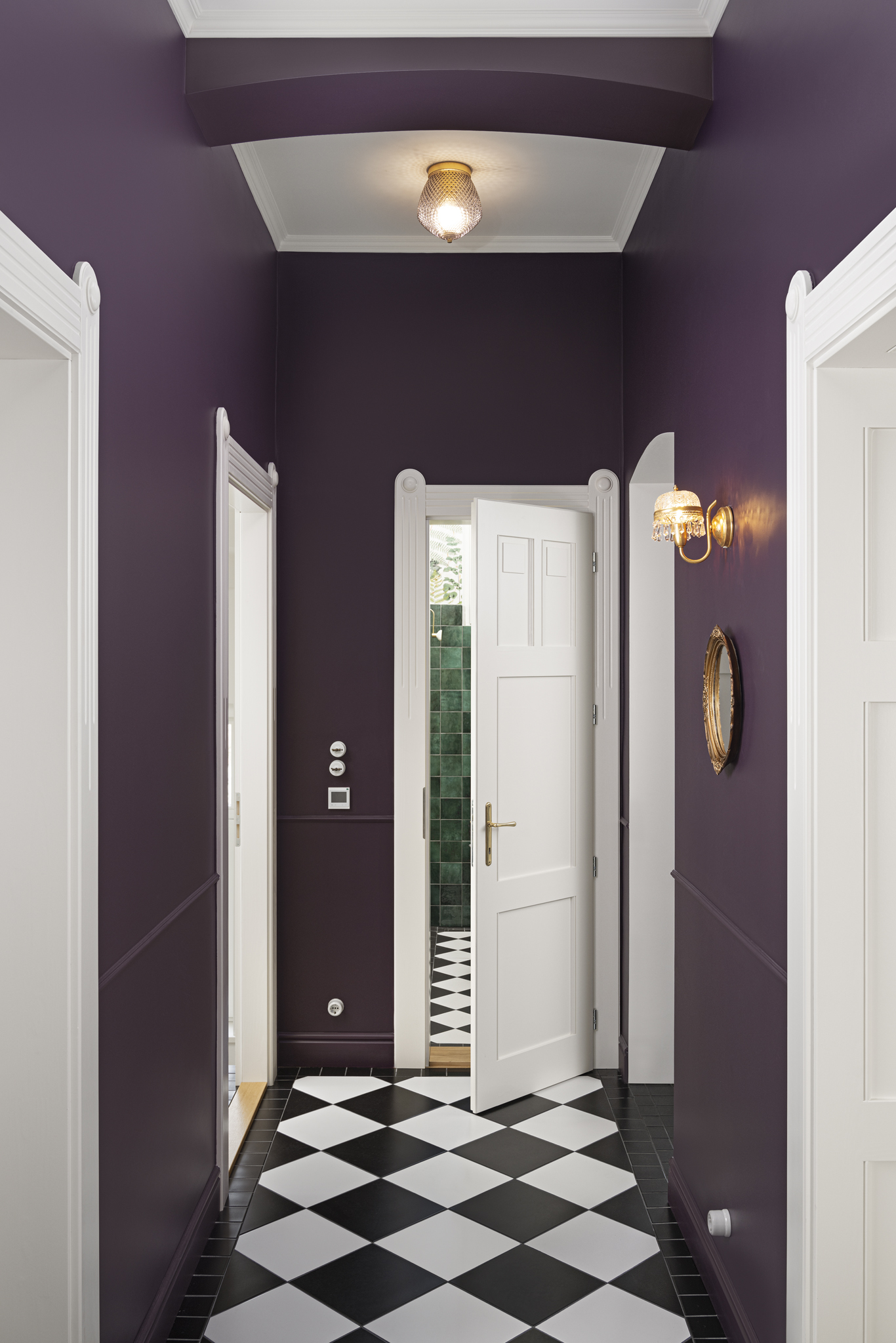 Előszoba lila falakkal