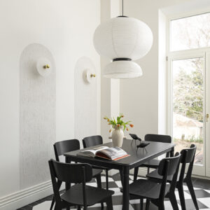 Konyha fekete asztallal