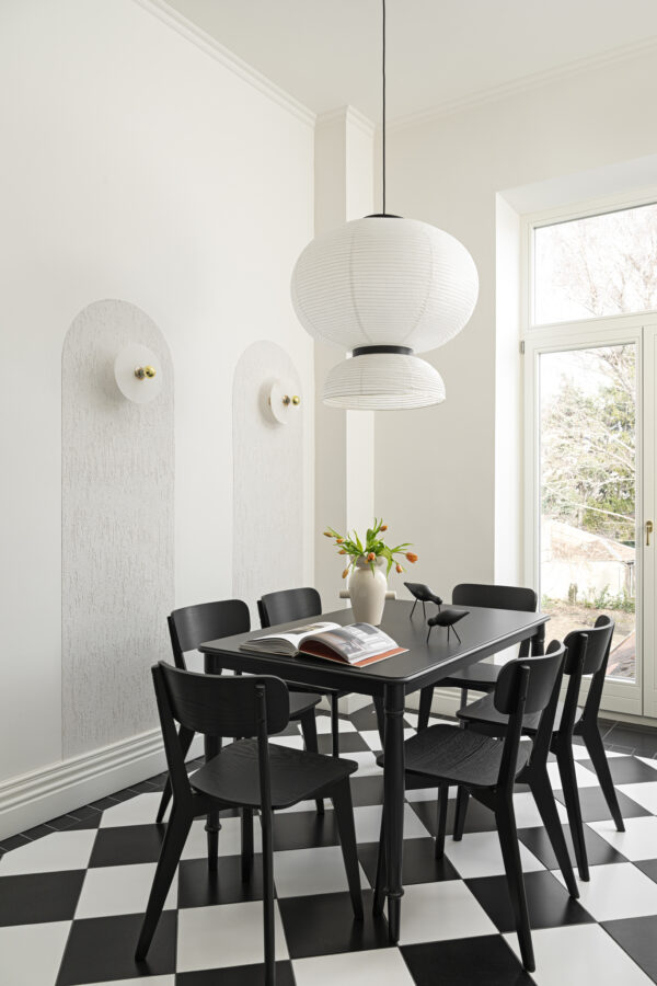 Konyha fekete asztallal