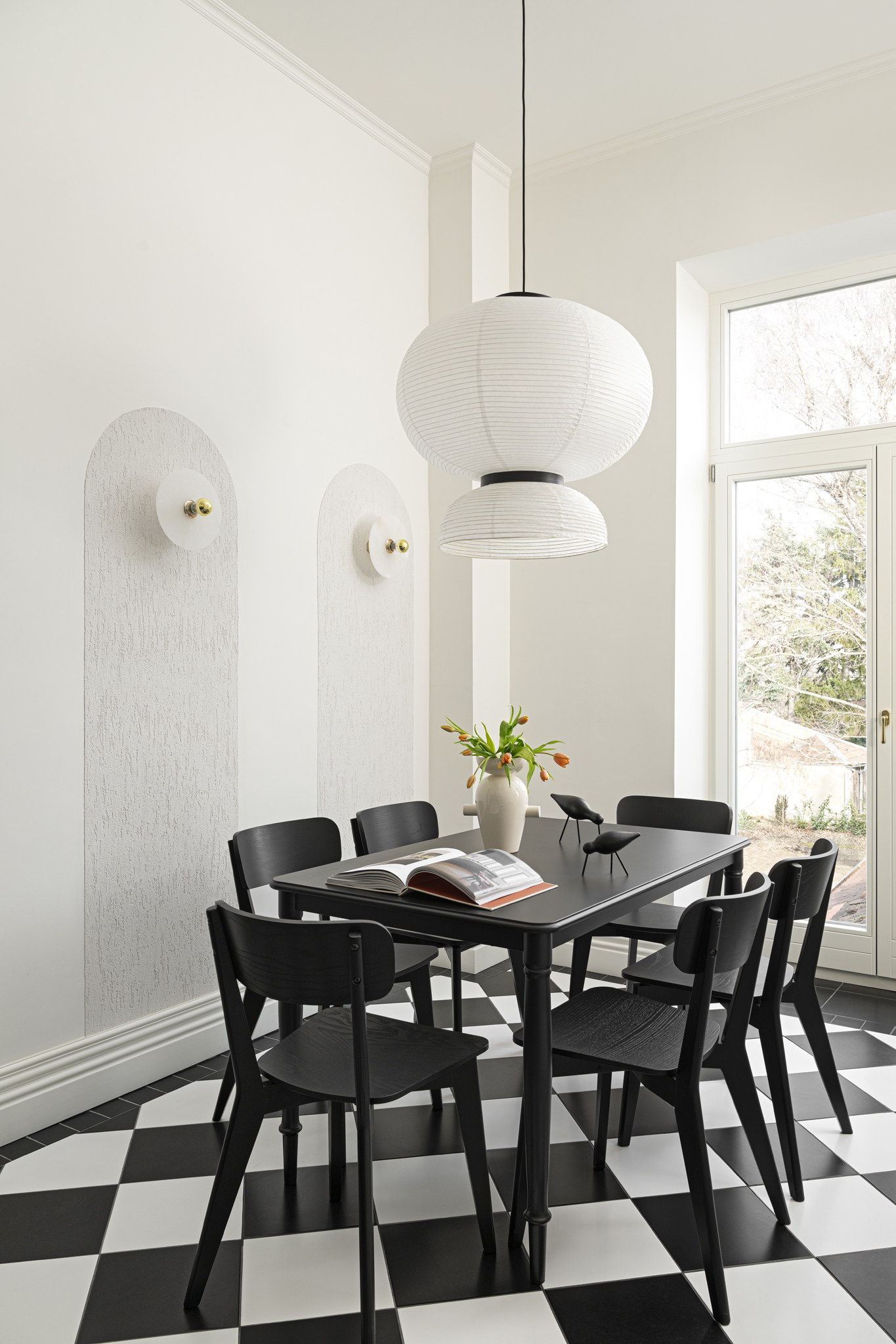 Konyha fekete asztallal