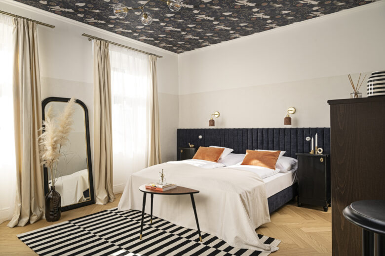 Hálószoba fehér franciaággyal