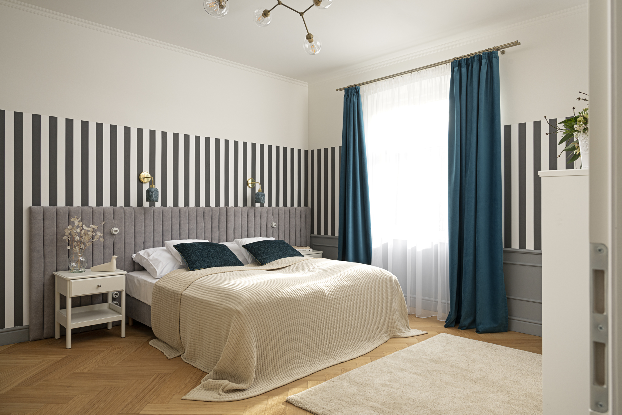 Hálószoba bézs franciaággyal