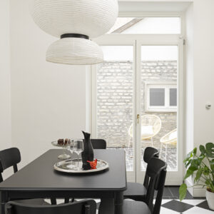 Konyha fekete asztallal