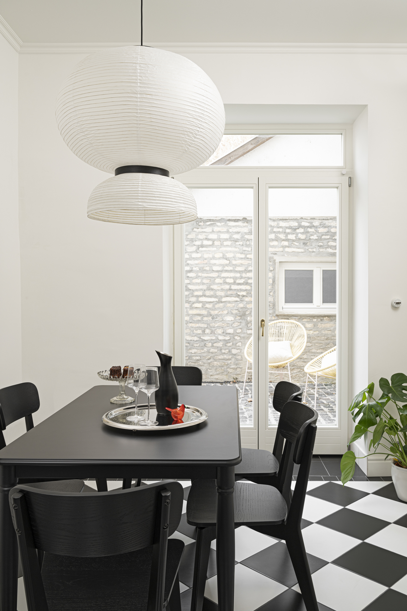 Konyha fekete asztallal