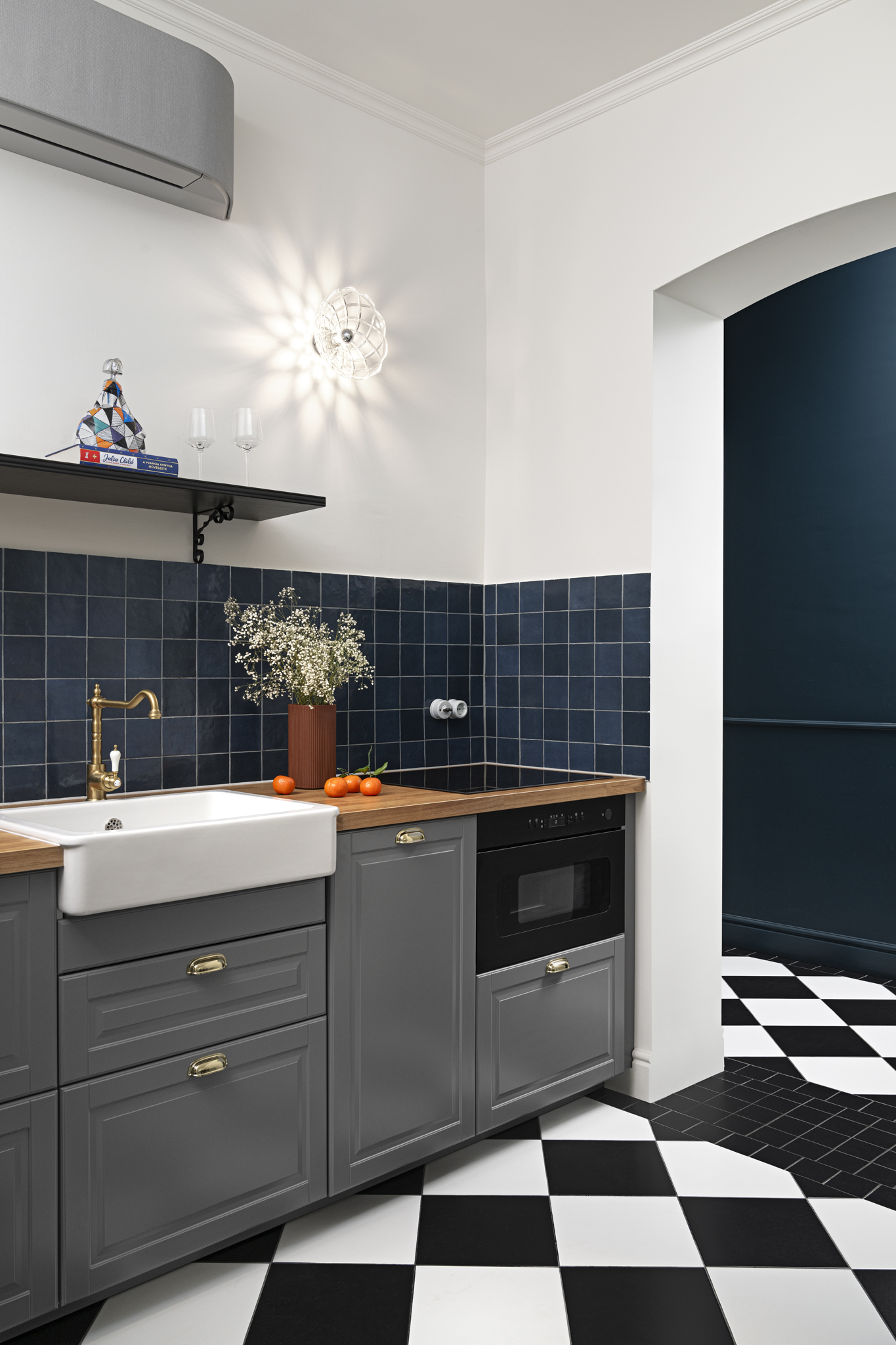 Konyha kék csempével, szürke bútorral