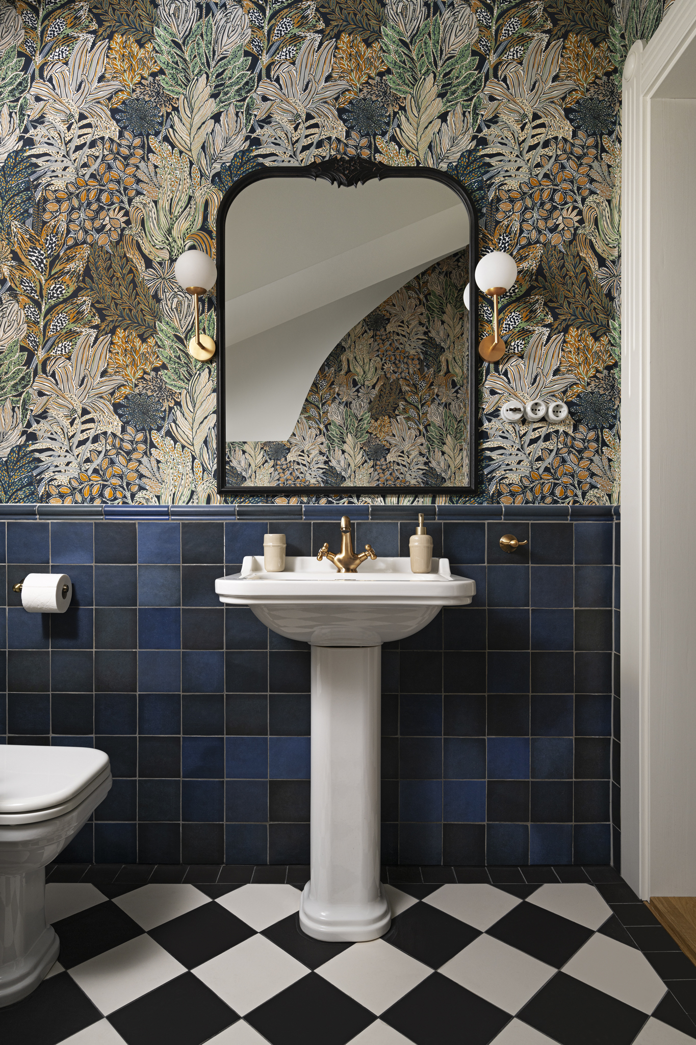 Fürdőszoba kék csempével